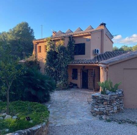 El Perelló -4 bedroom, 3 bathroom country house in 12 hectares with outbuildings