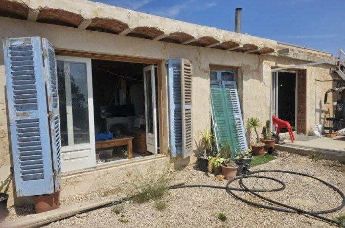 El Perelló – 1 hectare finca with country house to finish with sea views
