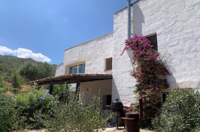 Rasquera – Renovated 3 bedroom country house with water in 2.3 hectares