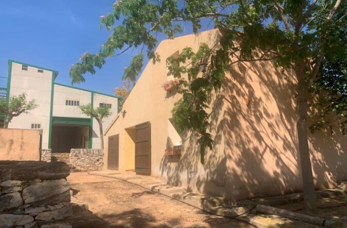 Masdenverge – 2 bedroom country house, 3 bedroom separate accomodation with stables and own well