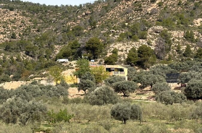 Flix – 3 bedroom country house with separate guest accommodation