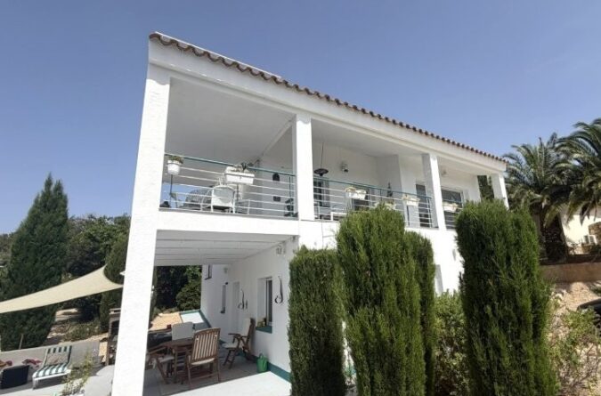 Stunning Villa with Sea Views, Swimming Pool and Tourist Licence between L’Ampolla and El Perelló