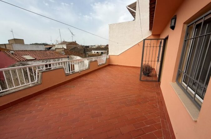 El Perelló – House with Established Grocery Business & Spacious Family Home